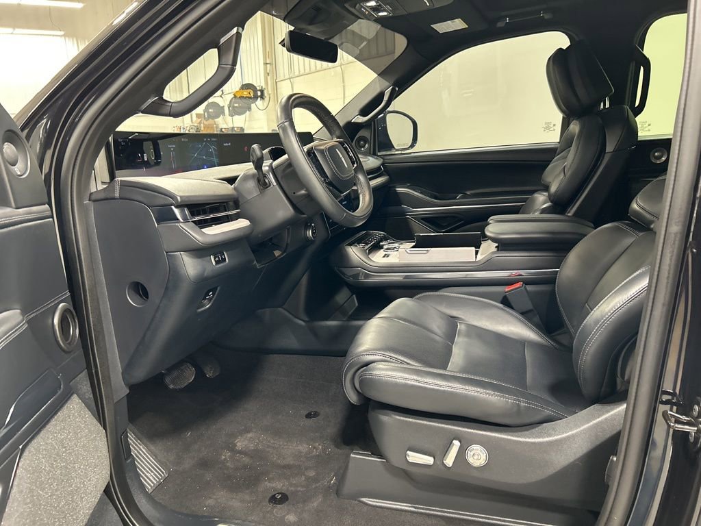 Used 2025 Lincoln Navigator Reserve w/ Jet Appearance Package image 11