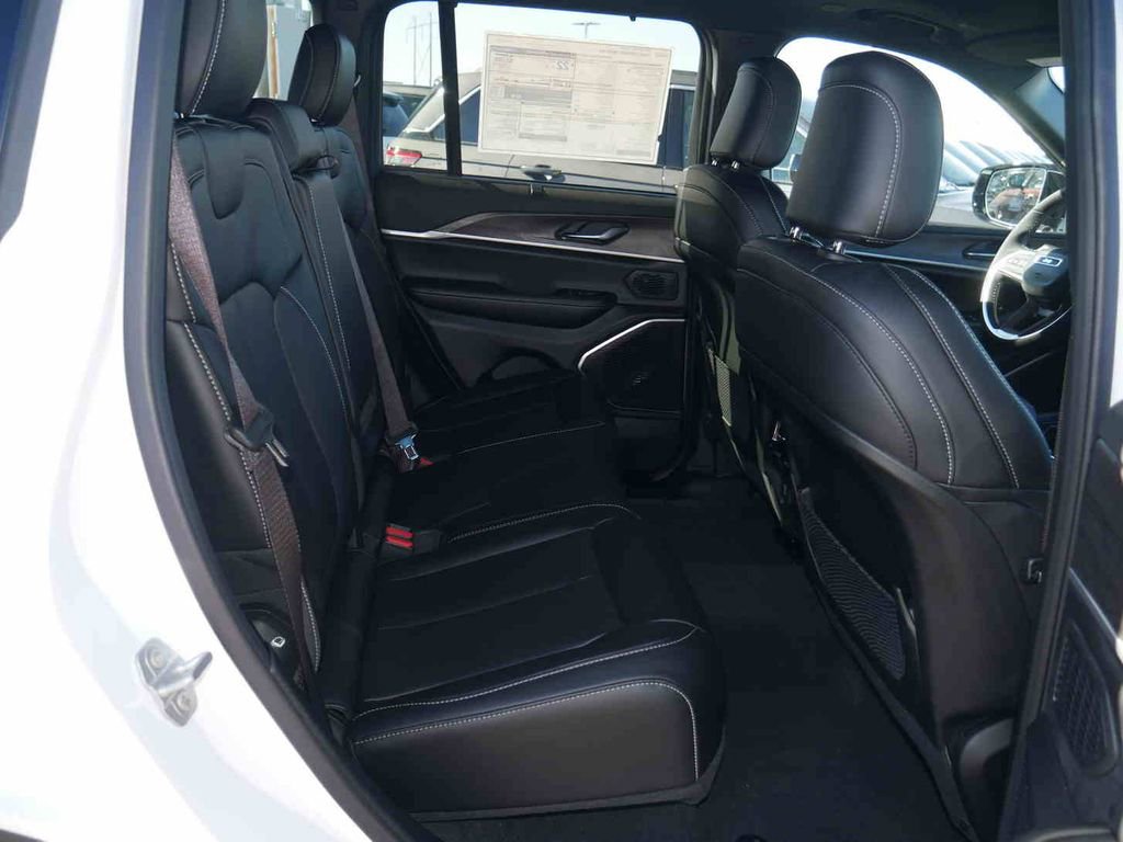 New 2025 Jeep Grand Cherokee Limited w/ Luxury Tech Group II image 23