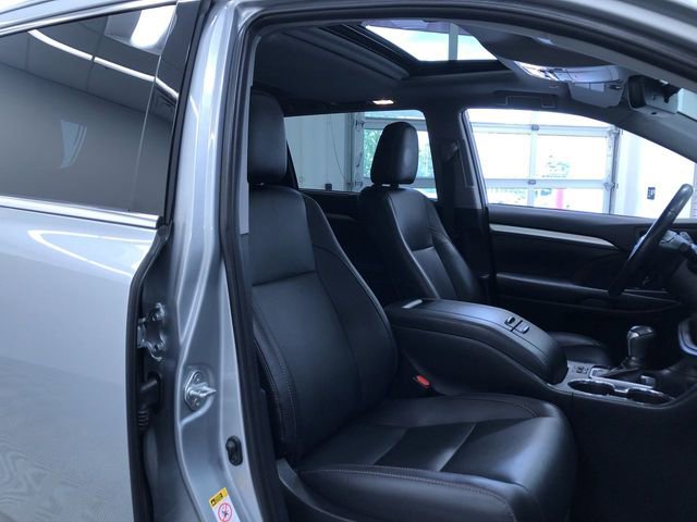 Used 2019 Toyota Highlander XLE AWD/4WD image 25