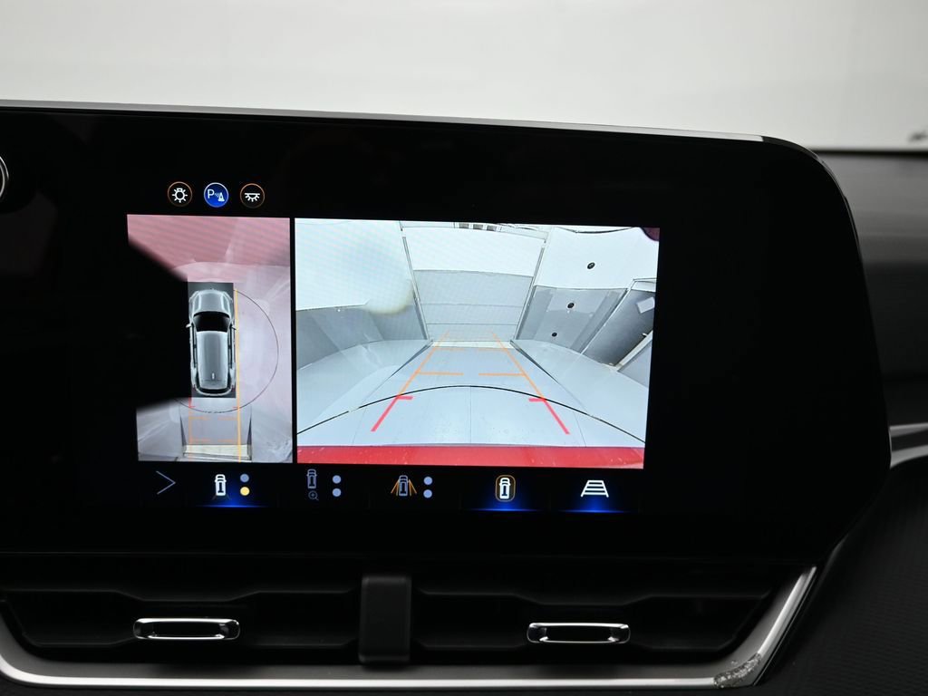 Used 2025 Chevrolet Equinox LT w/ Safety and Technology Package image 11