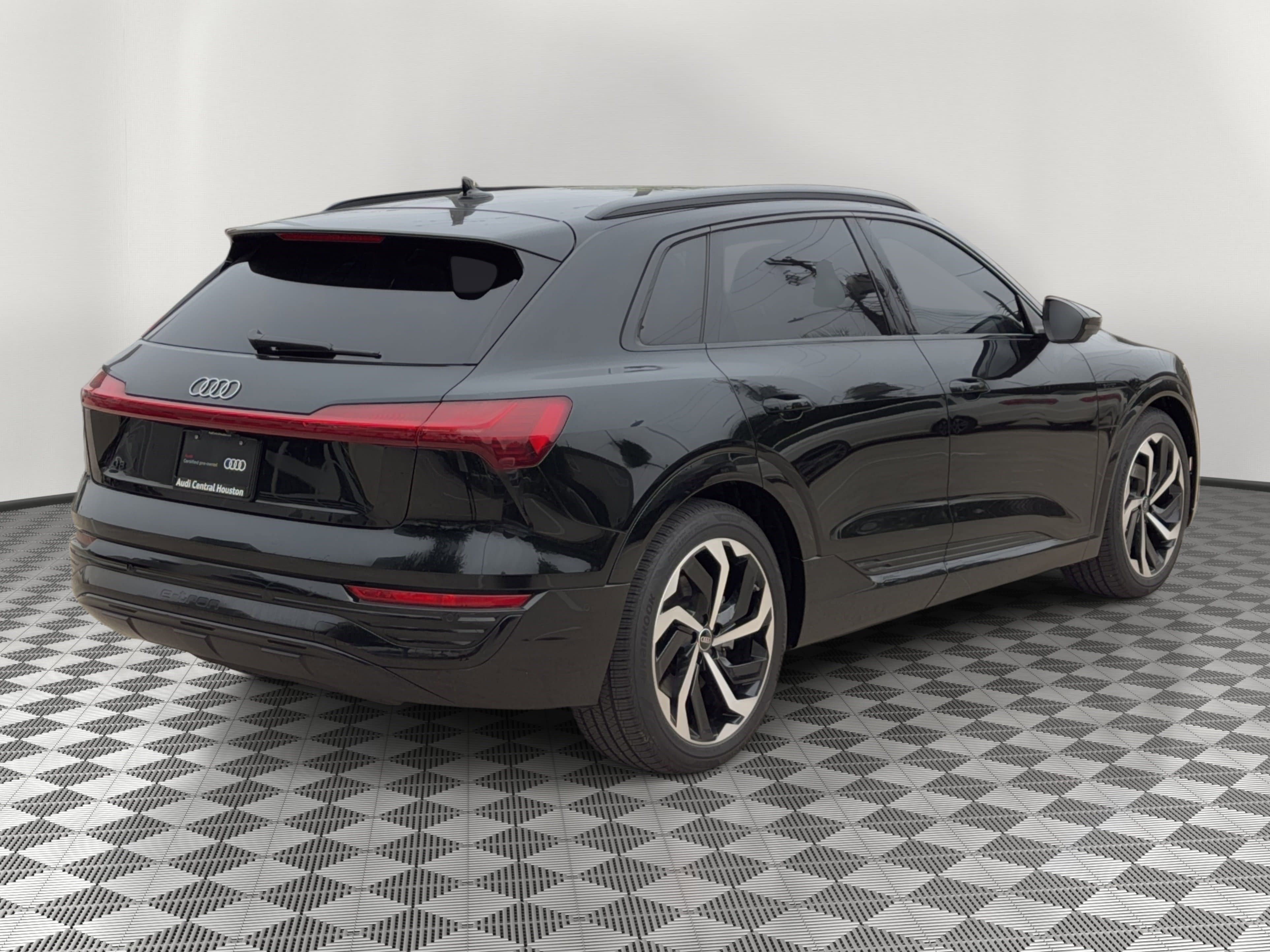 Used 2024 Audi Q8 e-tron Premium Plus w/ Premium Plus Package AWD/4WD image 9