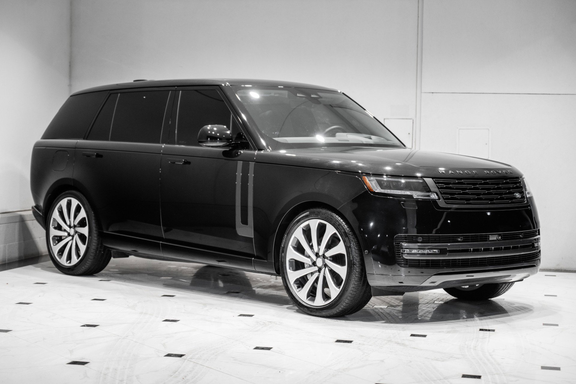Used 2025 Land Rover Range Rover Long Wheelbase SE AWD/4WD image 3
