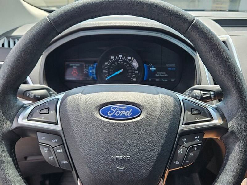 Used 2024 Ford Edge Titanium image 25