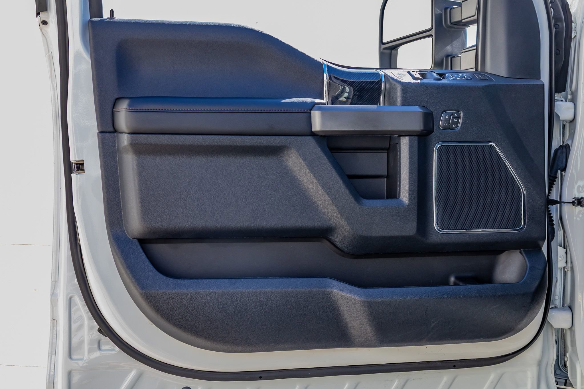 Used 2022 Ford F350 Platinum w/ FX4 Off-Road Package image 32