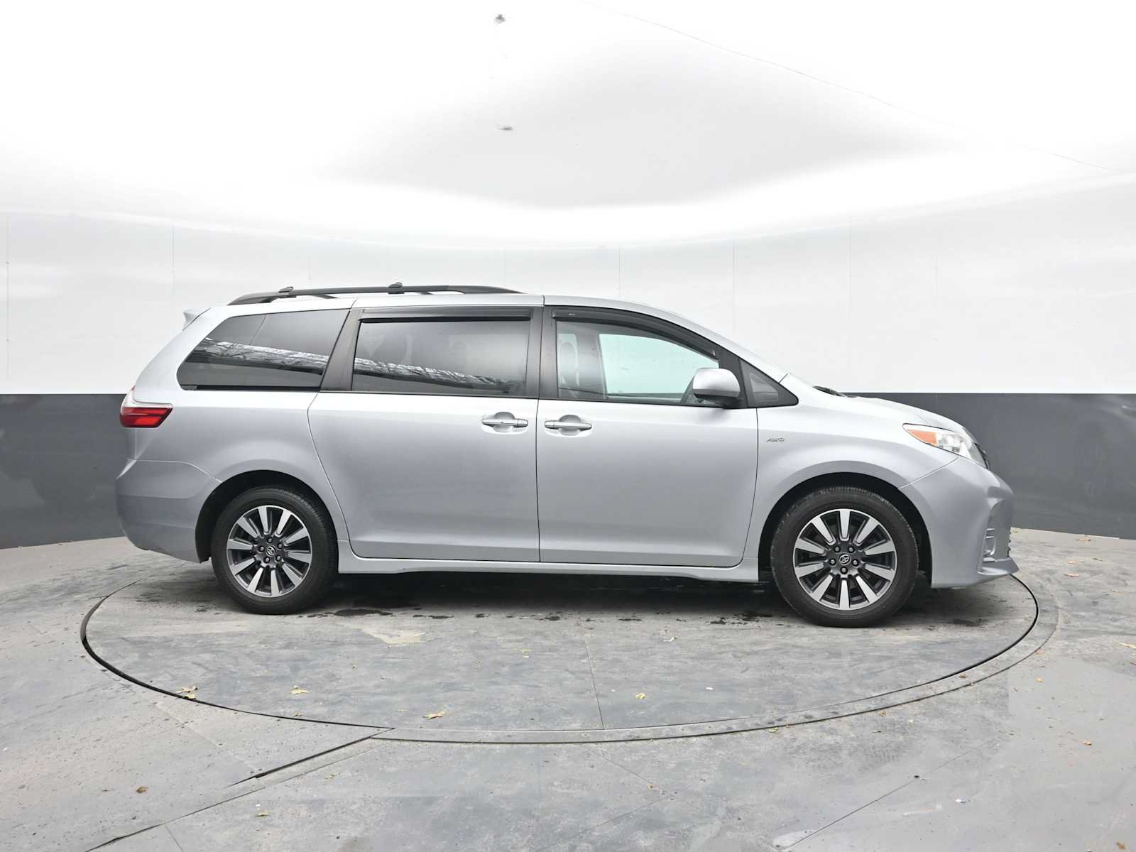 Used 2020 Toyota Sienna XLE w/ XLE Navigation Package AWD/4WD image 9