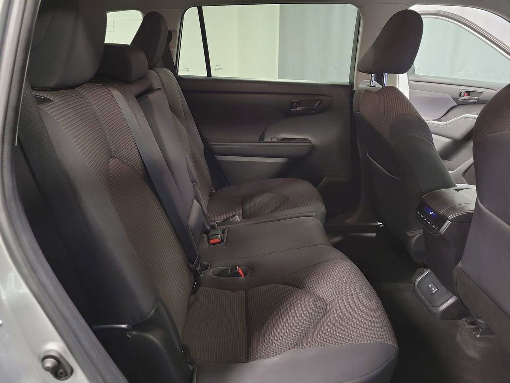 Used 2023 Toyota Highlander LE image 23