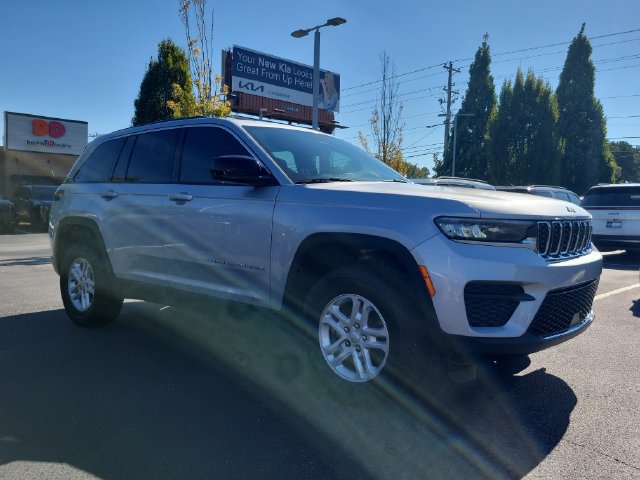 Used 2025 Jeep Grand Cherokee Laredo RWD image 3