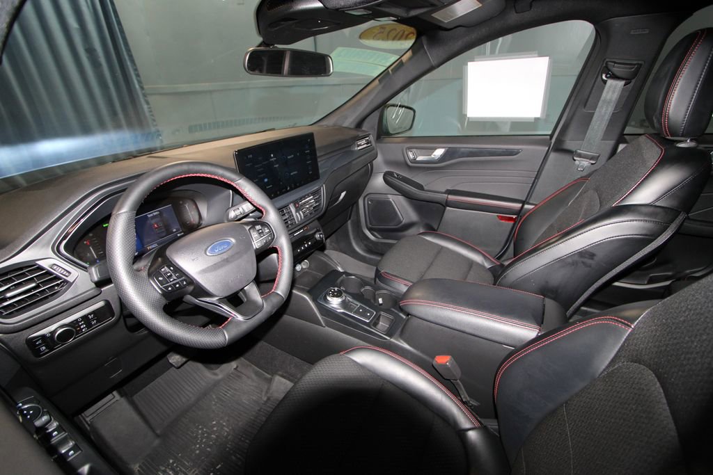 Used 2025 Ford Escape ST-Line w/ Equipment Group 301A image 2