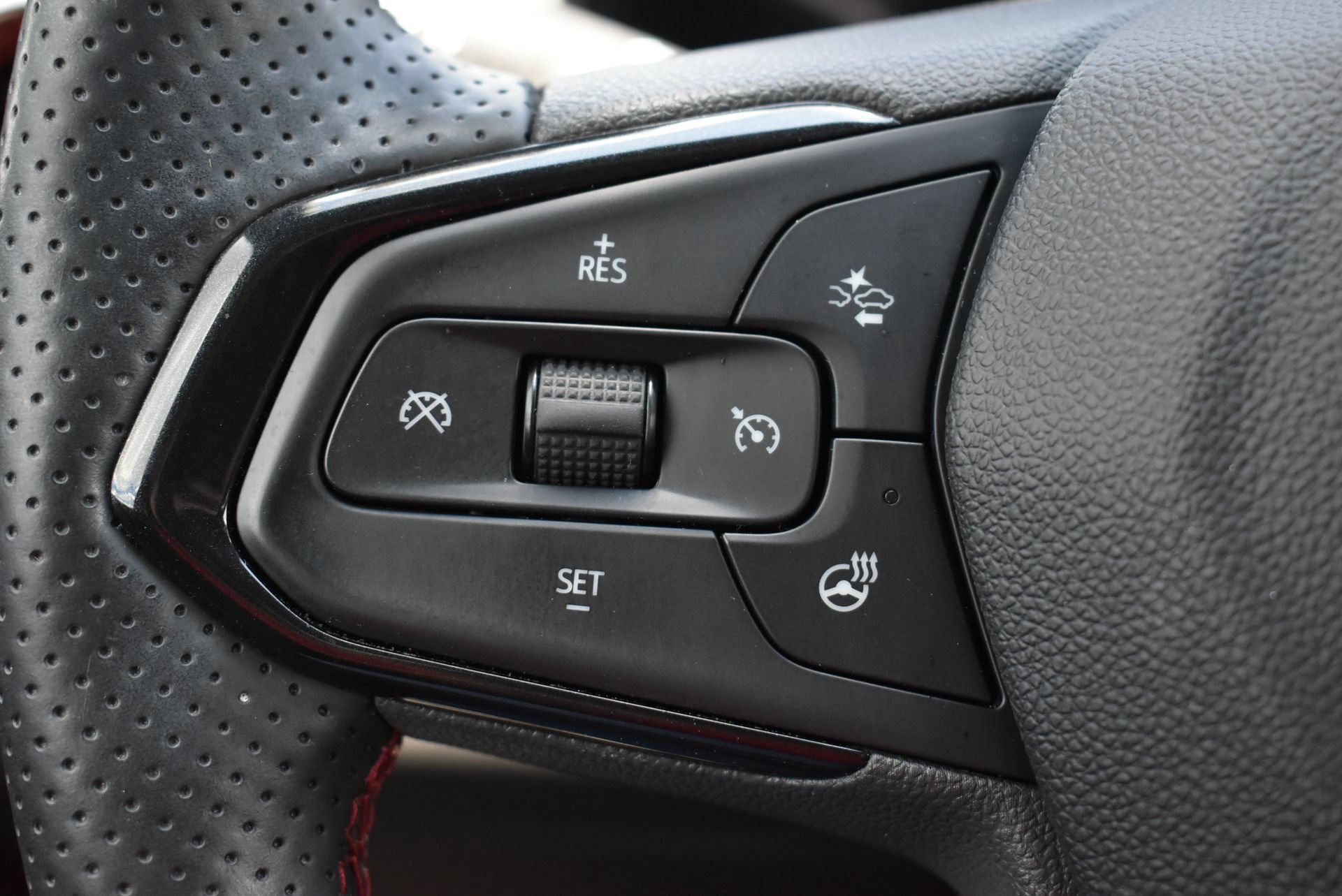 Used 2024 Chevrolet Trax RS w/ Driver Confidence Package FWD image 19