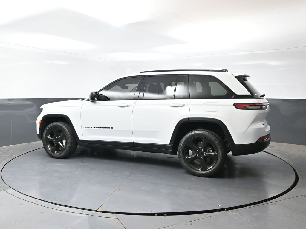 Used 2023 Jeep Grand Cherokee Limited w/ Black Appearance Package AWD/4WD image 11
