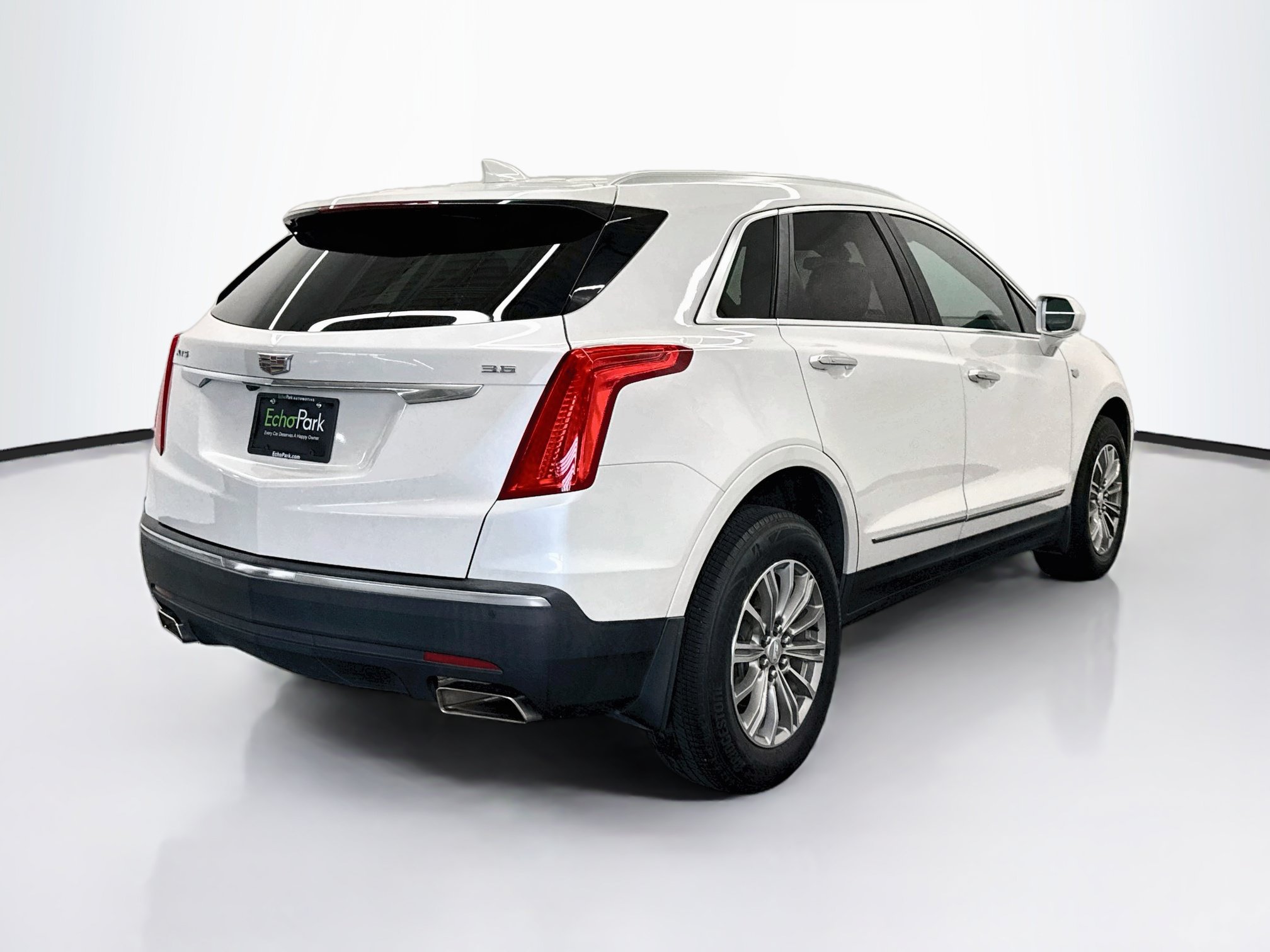 Used 2017 Cadillac XT5 Luxury w/ Driver Awareness Package FWD image 9