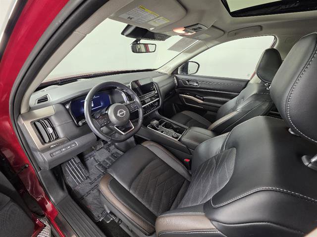 Used 2024 Nissan Pathfinder Platinum w/ Lighting Package (N93) image 33