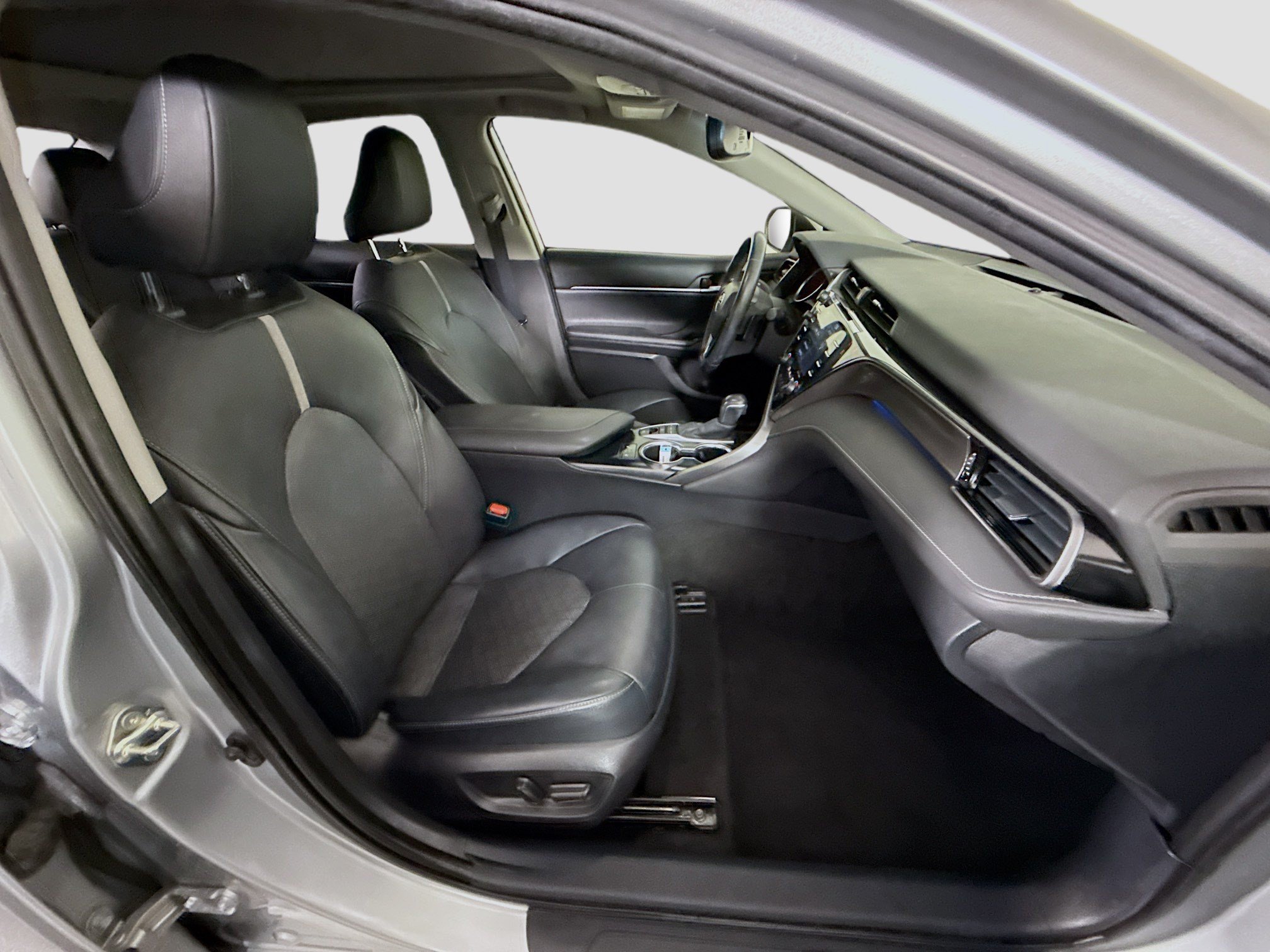 Used 2020 Toyota Camry XSE FWD image 29
