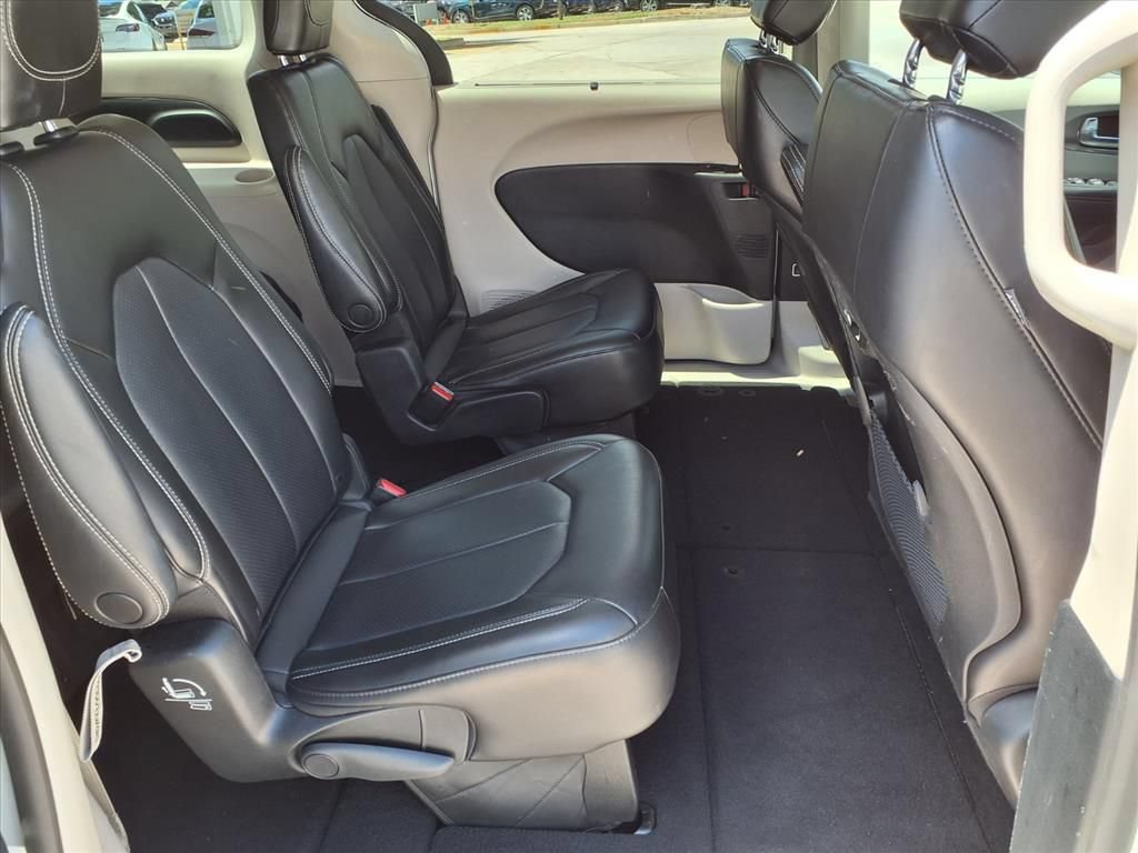 Used 2023 Chrysler Pacifica Touring-L FWD image 11