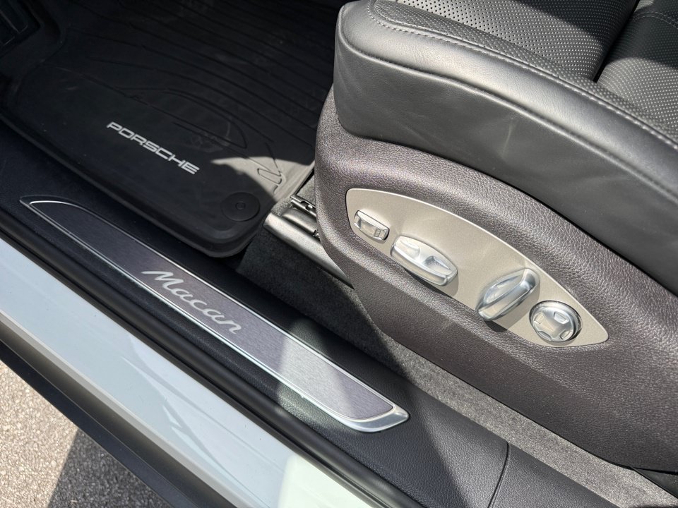 Certified 2026 Porsche Macan AWD/4WD image 25