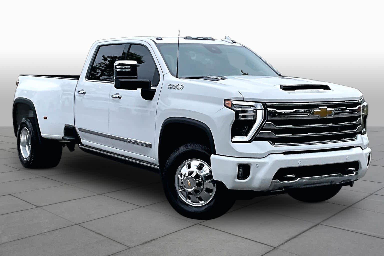 Used 2024 Chevrolet Silverado 3500 High Country w/ High Country Premium Package AWD/4WD image 3