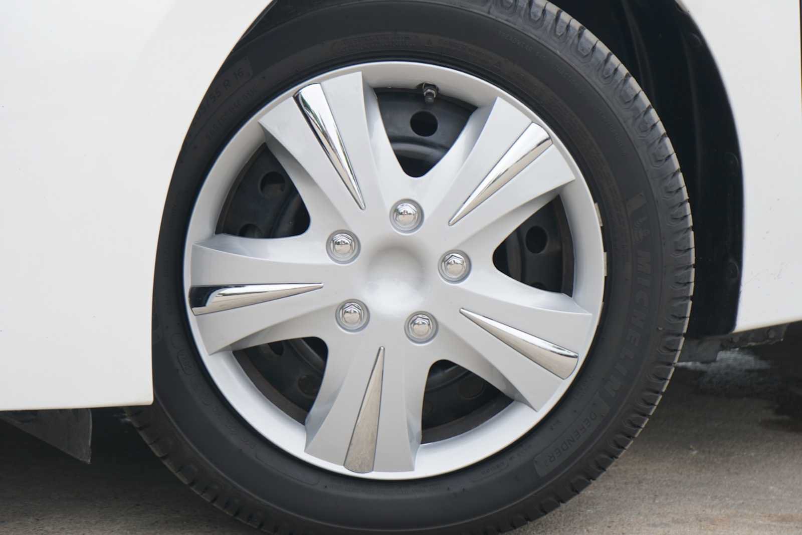 Used 2017 Toyota Corolla LE FWD image 2