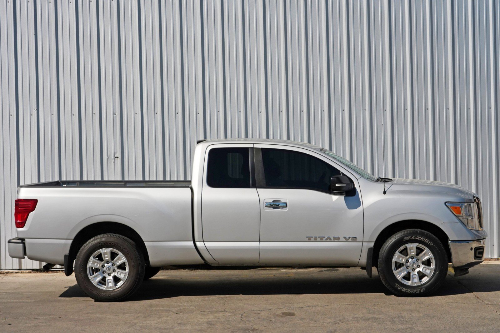 Used 2018 Nissan Titan SV w/ SV Convenience Package image 39