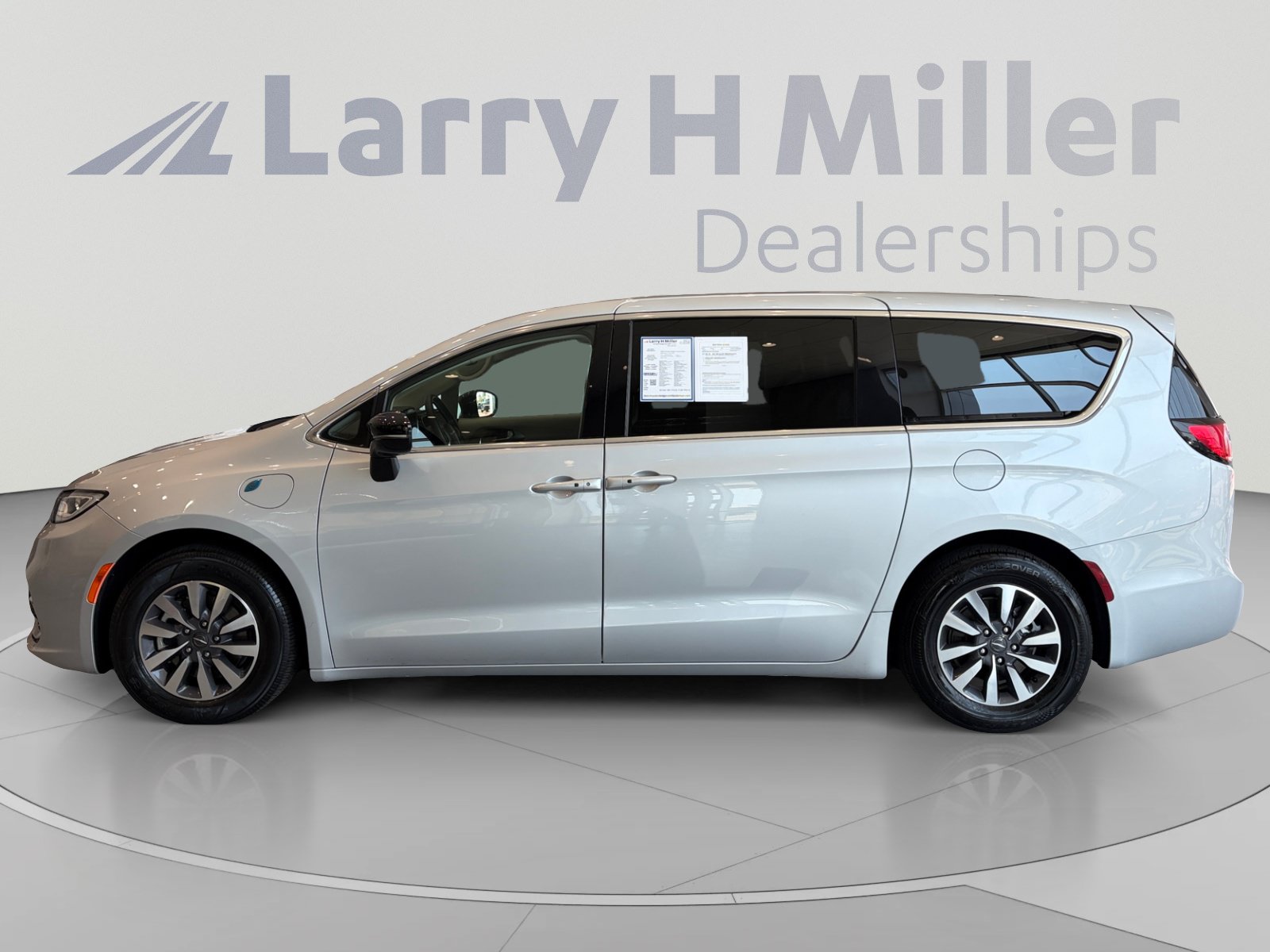 Used 2024 Chrysler Pacifica Limited FWD image 2