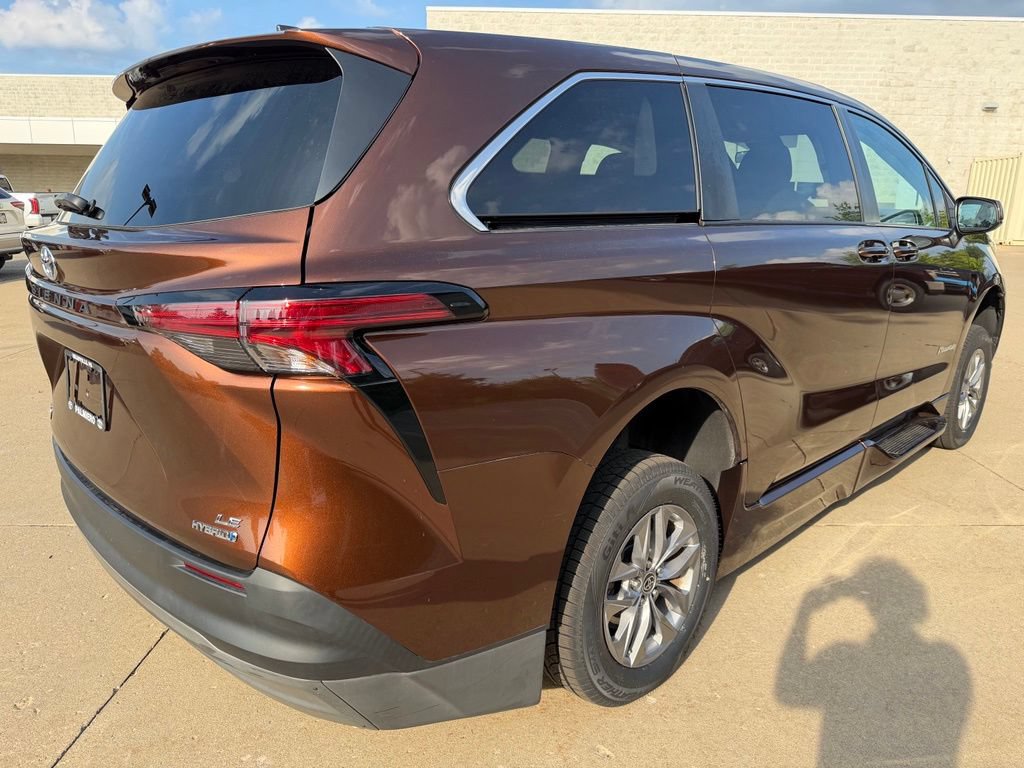 Used 2022 Toyota Sienna LE FWD image 5