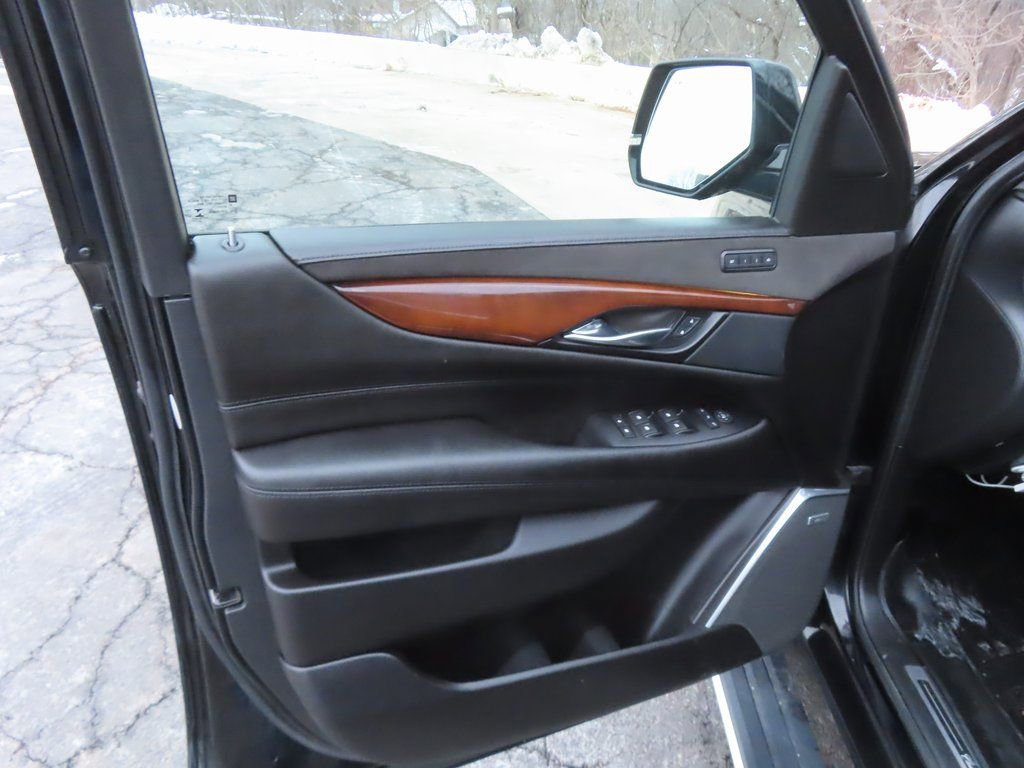 Used 2019 Cadillac Escalade Premium Luxury image 38