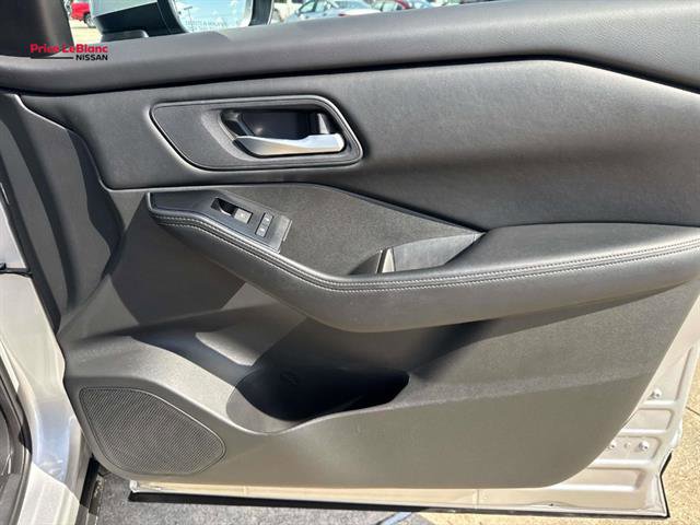 Used 2025 Nissan Rogue SV FWD image 13