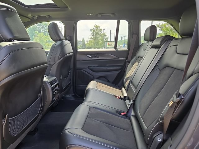 Used 2023 Jeep Grand Cherokee Altitude AWD/4WD image 18