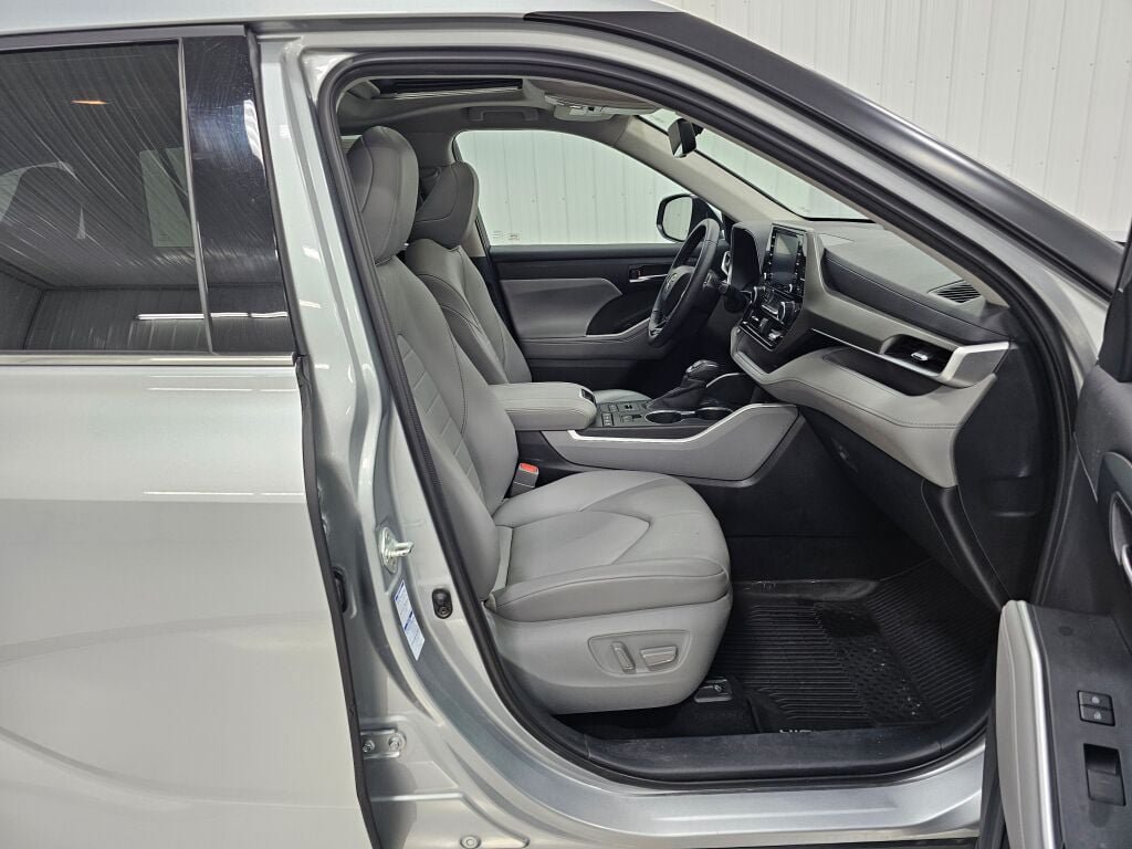 Used 2020 Toyota Highlander XLE AWD/4WD image 21