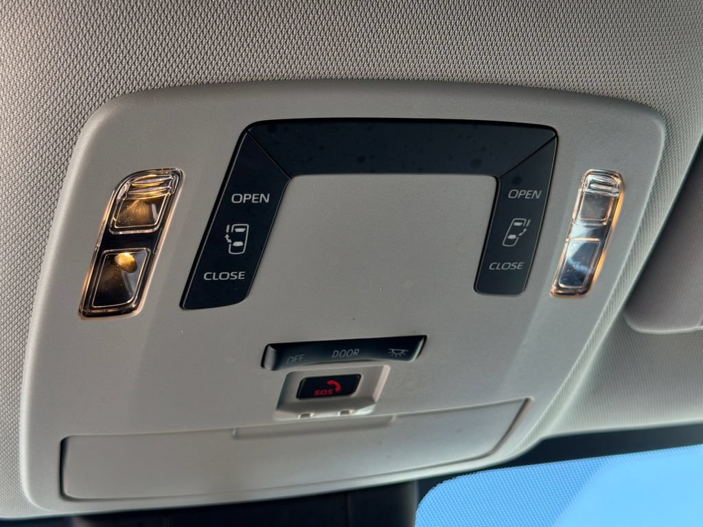 Used 2025 Toyota Sienna LE FWD image 32