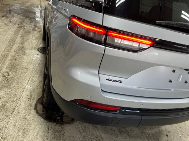 Used 2023 Jeep Grand Cherokee Altitude image 11