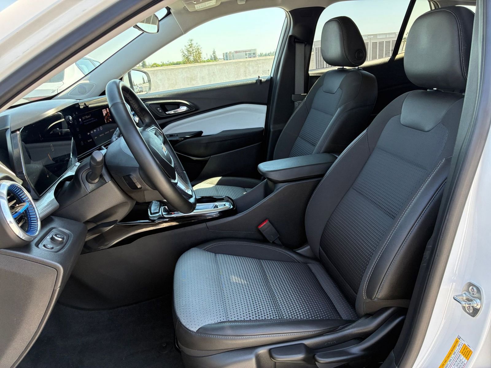 Used 2025 Chevrolet Trax LT w/ LT Convenience Package FWD image 25