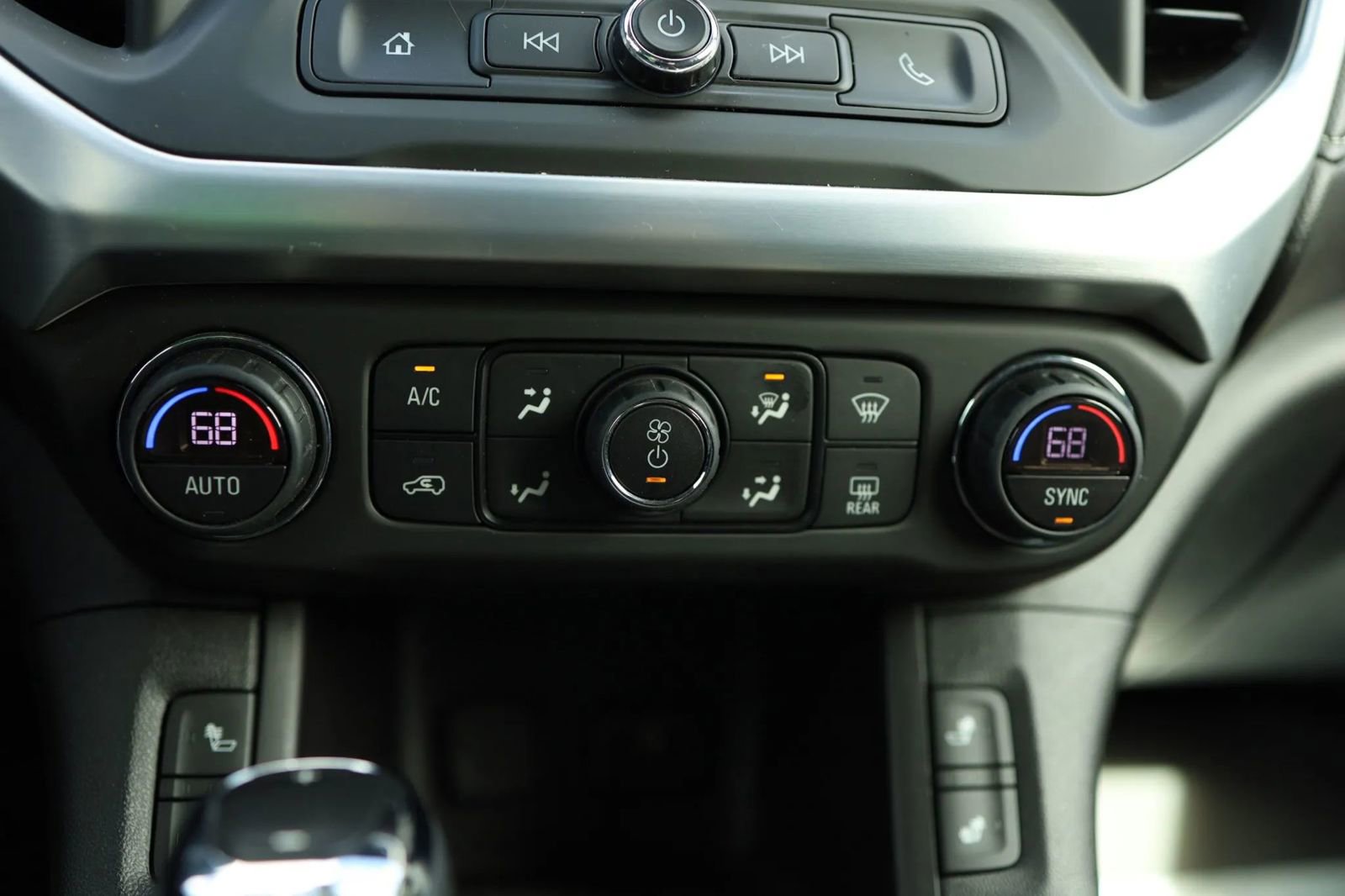 Used 2018 GMC Acadia SLE image 16