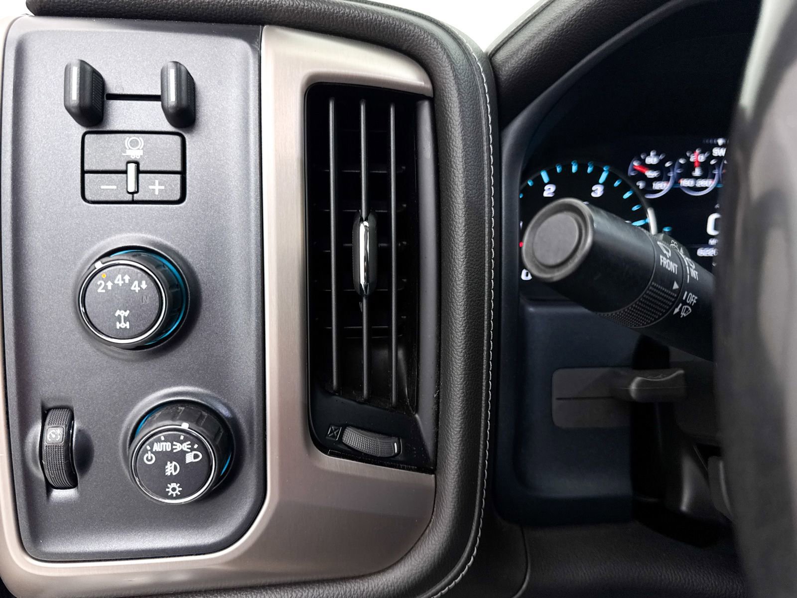 Used 2018 GMC Sierra 2500 Denali w/ Duramax Plus Package AWD/4WD image 10