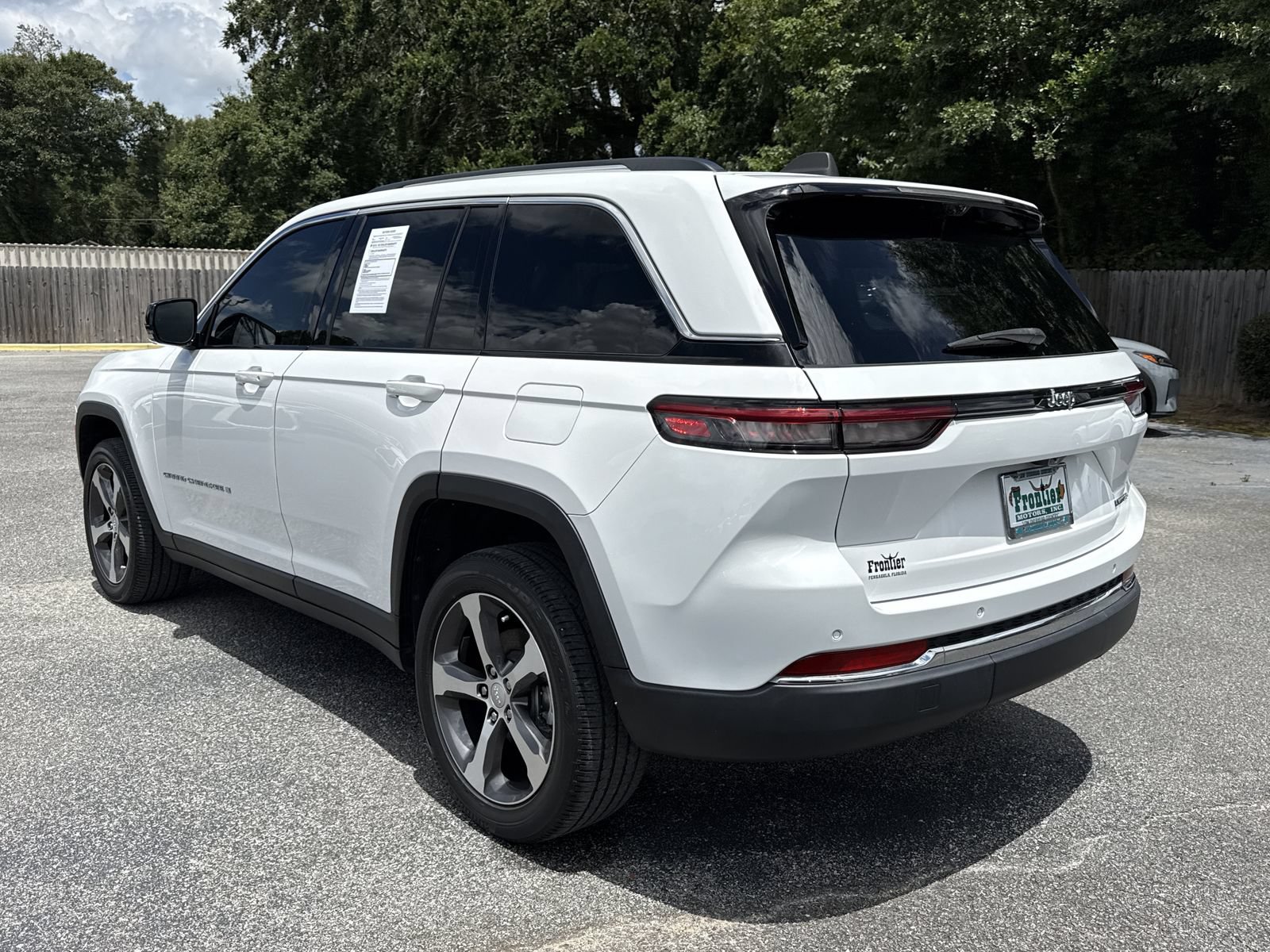 Used 2023 Jeep Grand Cherokee Limited w/ Luxury Tech Group II RWD image 3