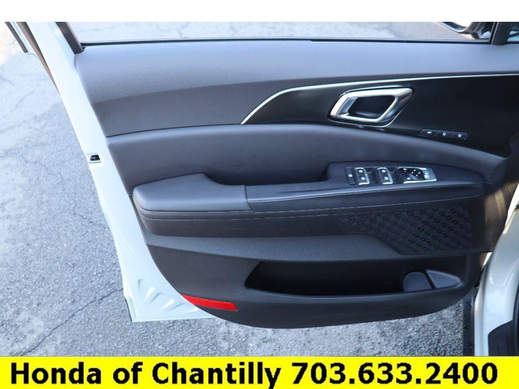 Used 2026 Kia Carnival SX w/ SX Dark Edition Package image 23