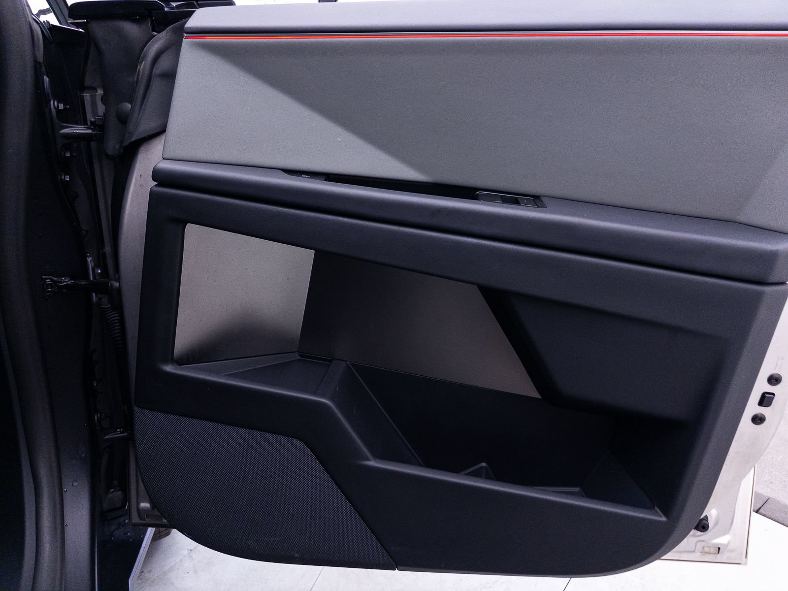 Used 2024 Tesla Cybertruck AWD Crew Cab image 34