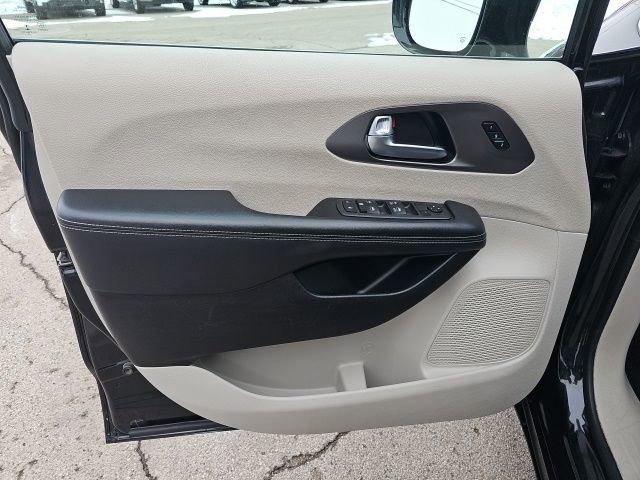 Used 2022 Chrysler Pacifica Touring-L image 12