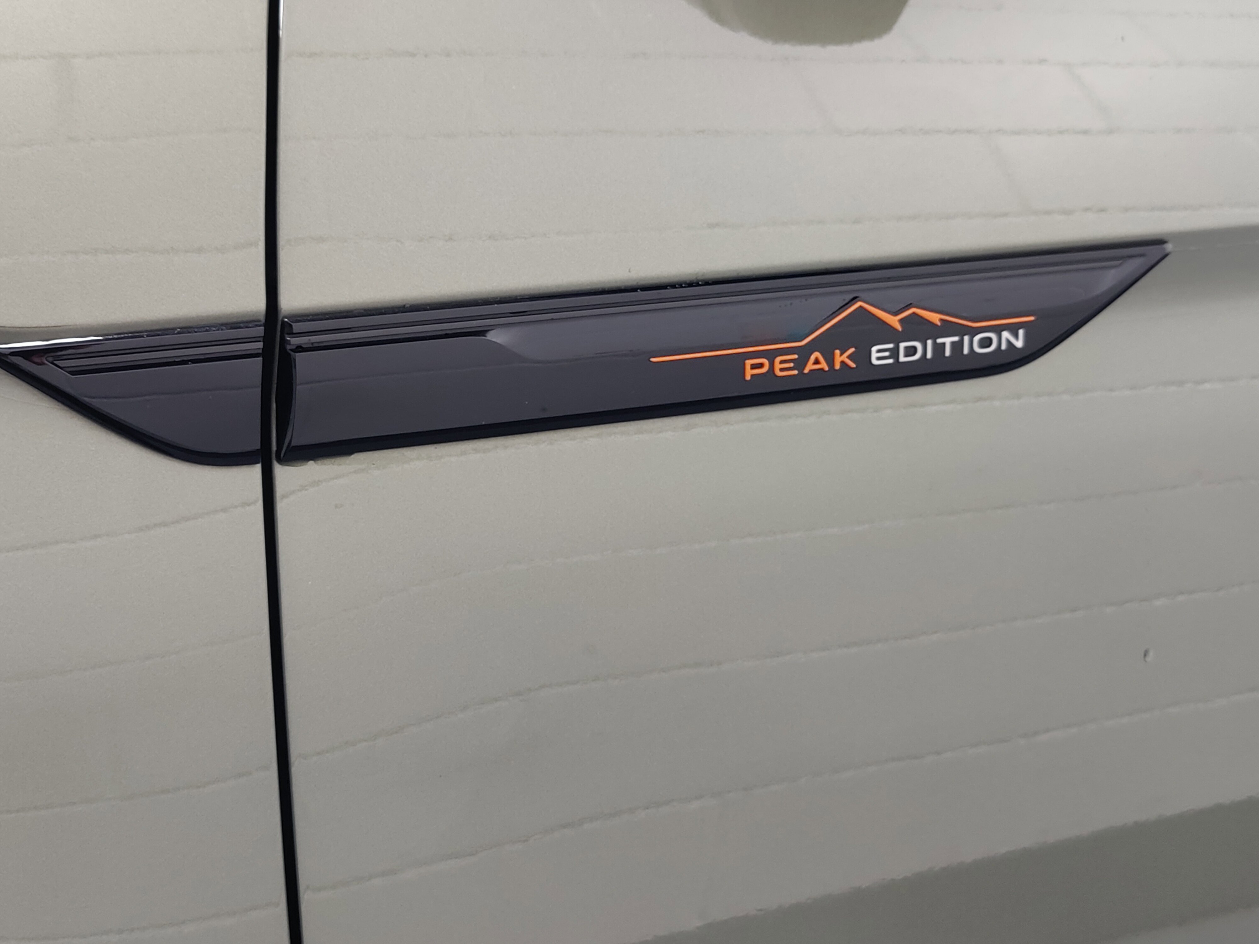 Used 2025 Volkswagen Atlas Peak Edition SE image 5