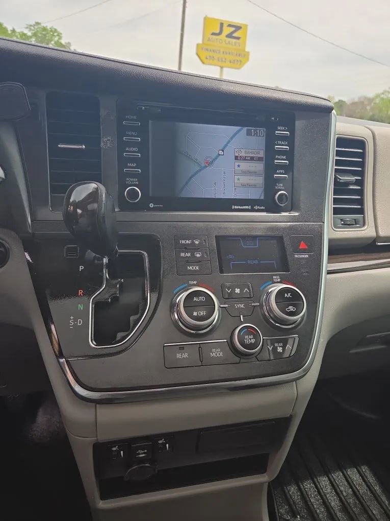 Used 2018 Toyota Sienna XLE w/ XLE Navigation Package image 16