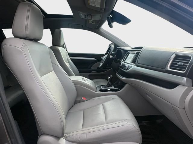 Used 2017 Toyota Highlander XLE image 24