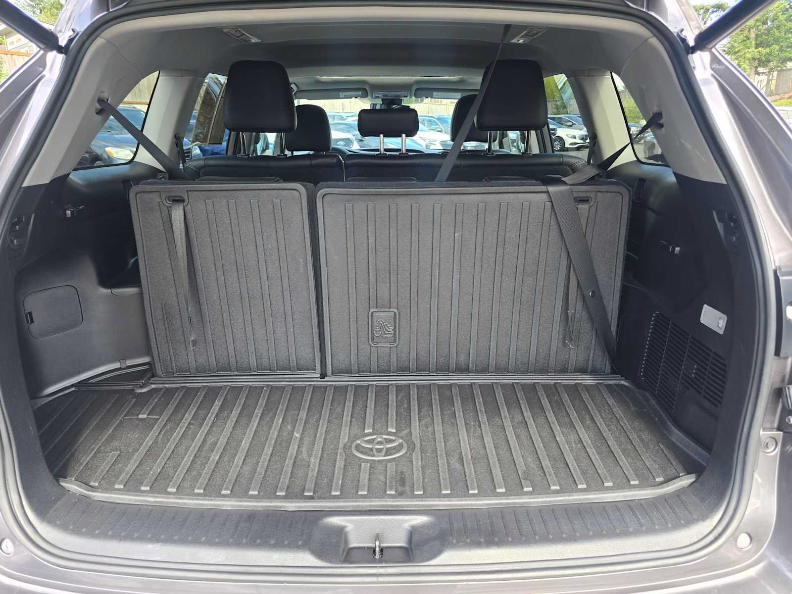 Used 2019 Toyota Highlander XLE AWD/4WD image 14