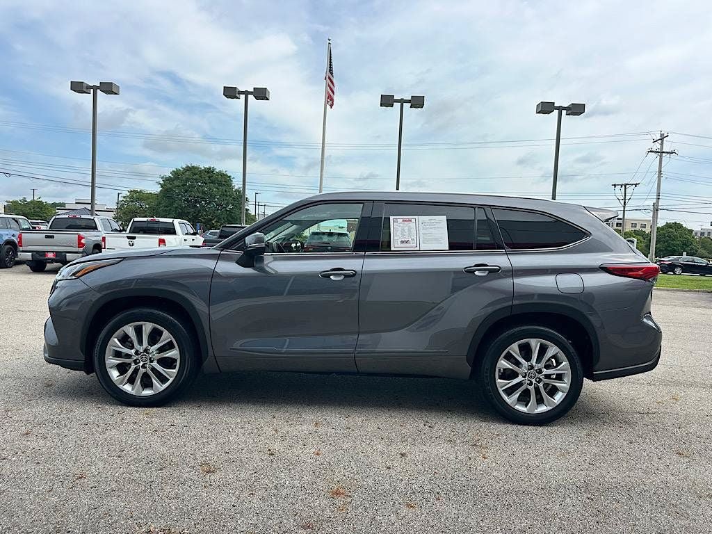 Certified 2023 Toyota Highlander Limited FWD image 2