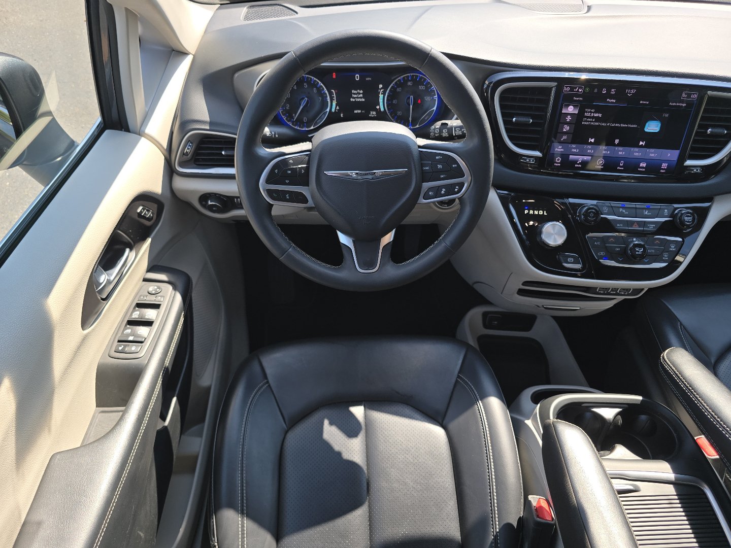 Used 2023 Chrysler Pacifica Touring-L FWD image 3