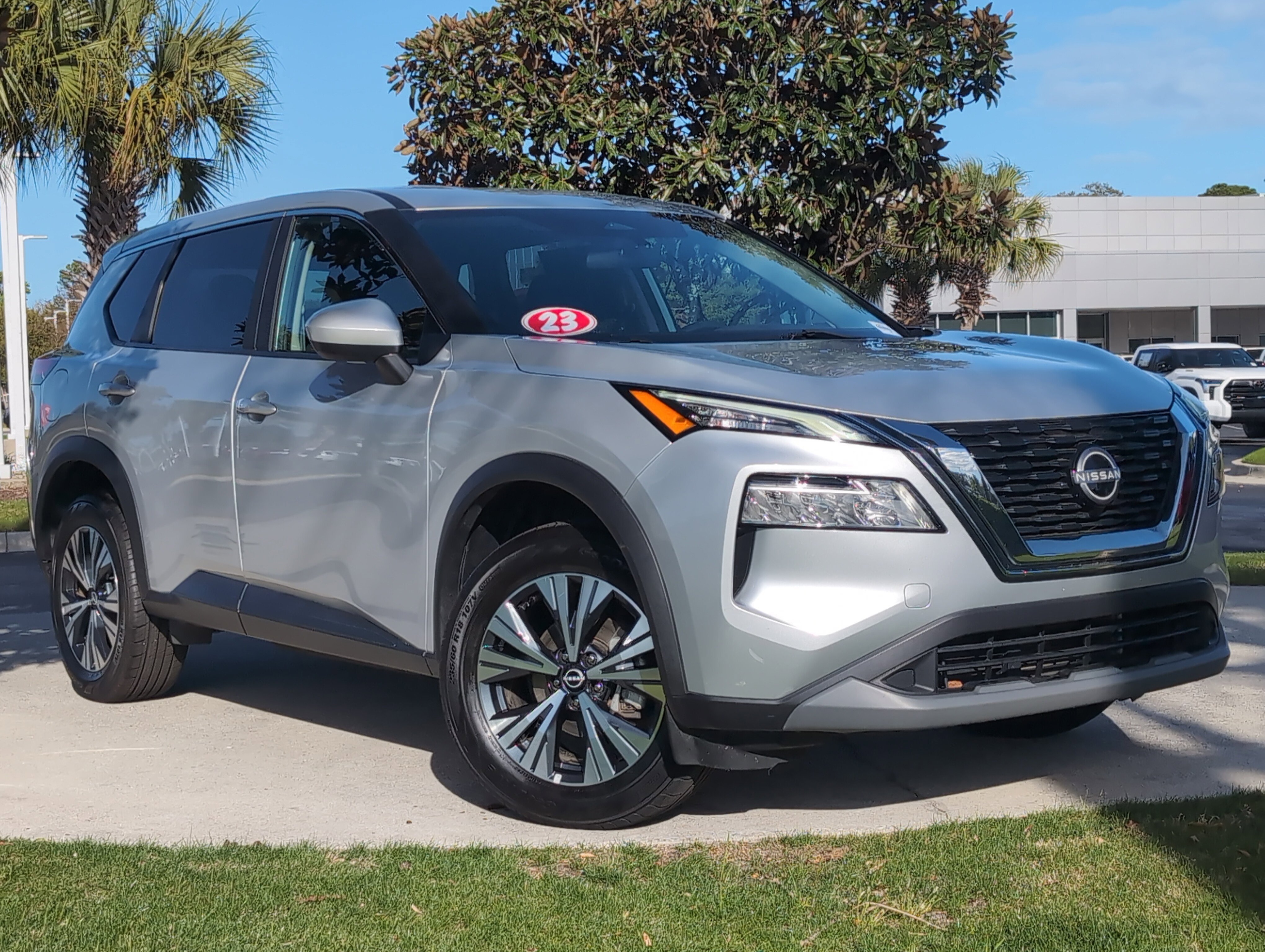 Used 2023 Nissan Rogue SV AWD/4WD image 2