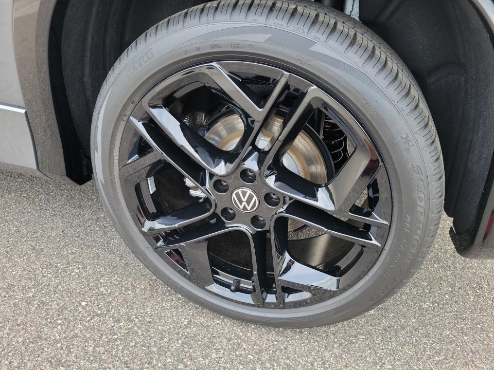 New 2026 Volkswagen Tiguan SE R-Line FWD image 22
