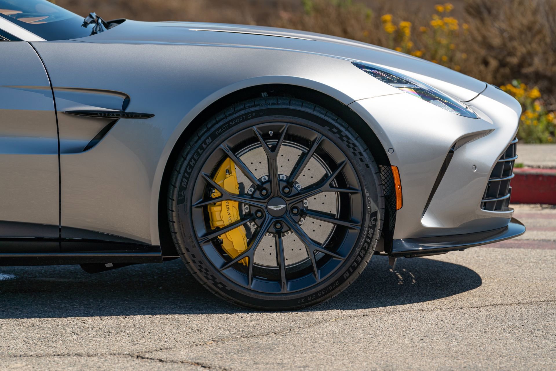 Used 2025 Aston Martin V8 Vantage Coupe RWD image 22