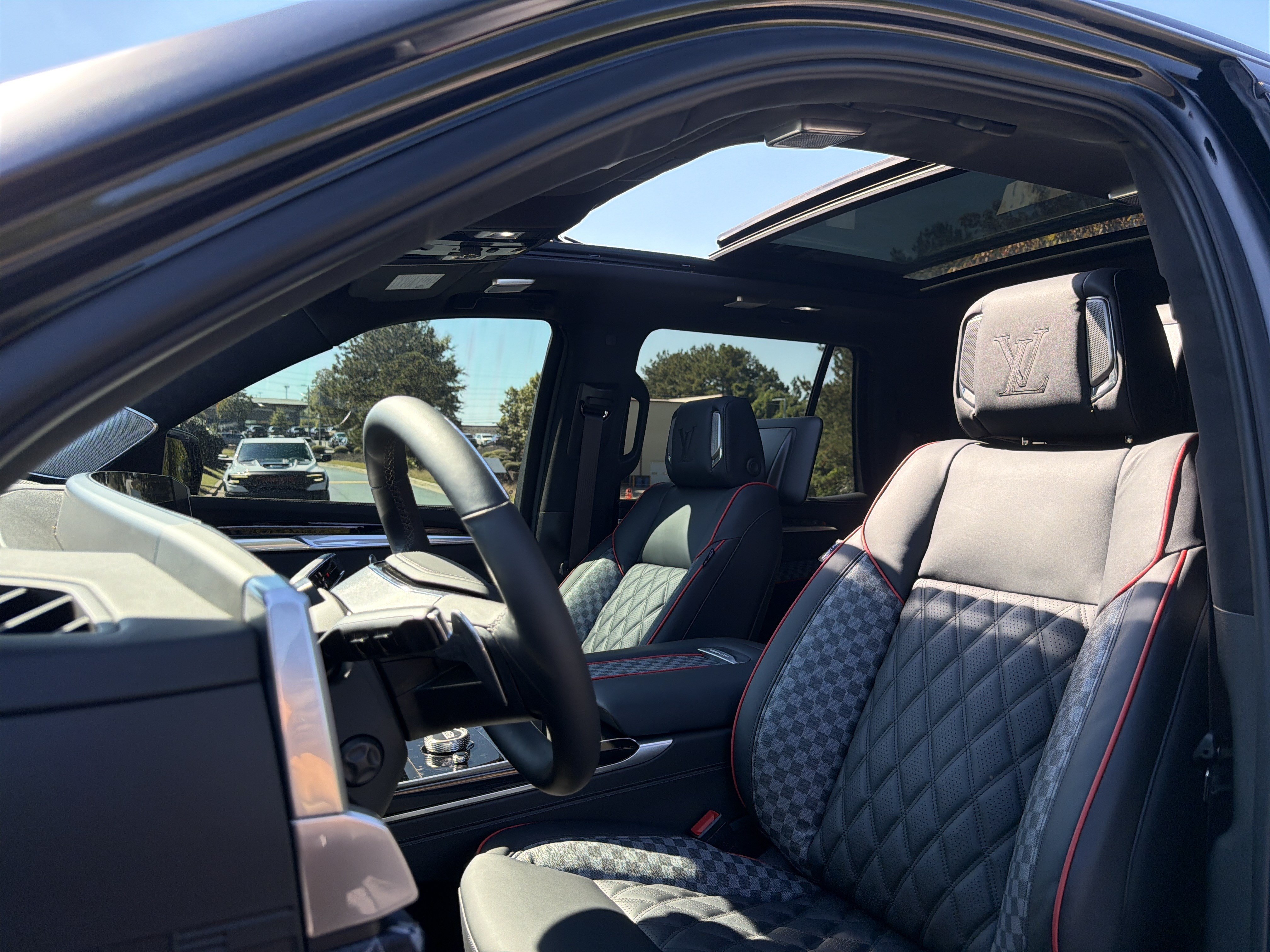 Used 2026 Cadillac Escalade Platinum Sport w/ LPO, ONYX Package AWD/4WD image 7
