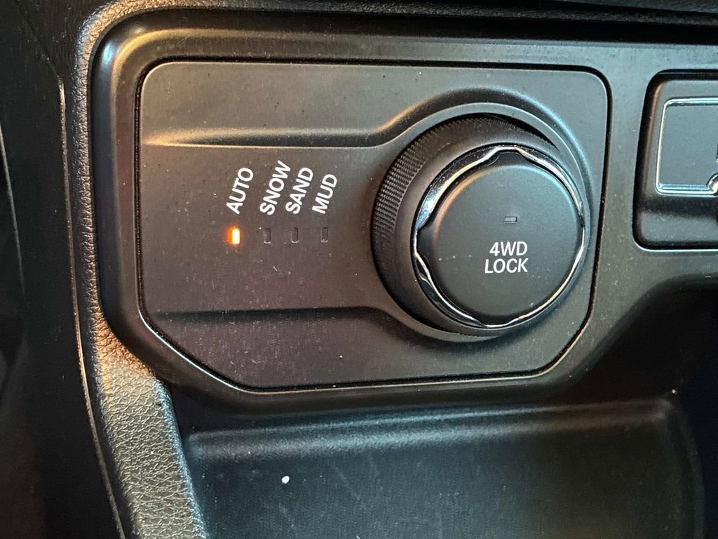 Certified 2023 Jeep Renegade Latitude w/ Premium Group AWD/4WD image 25