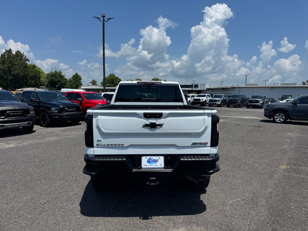Used 2025 Chevrolet Silverado 2500 ZR2 w/ Technology Package AWD/4WD image 3