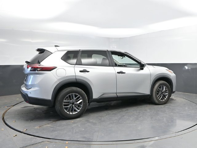 Used 2024 Nissan Rogue S AWD/4WD image 2